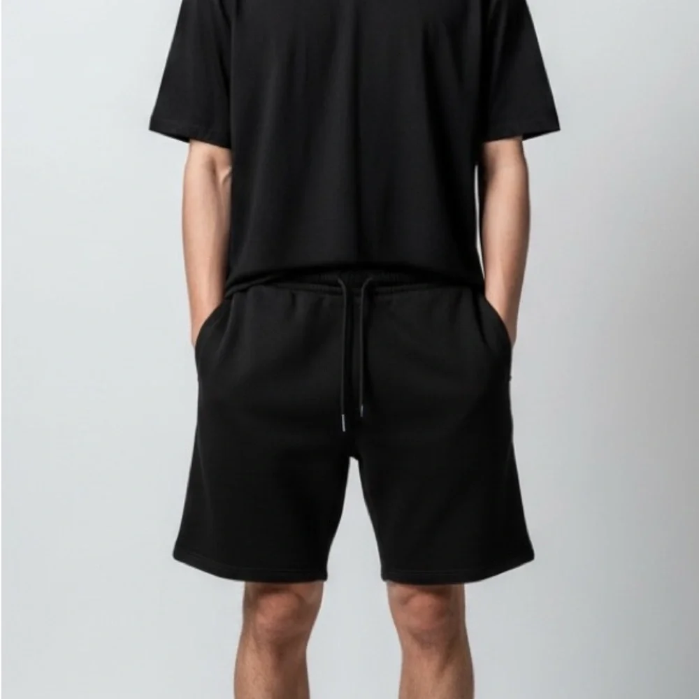 FOREVER 21 · MEN'S BLACK FLEECE SWEAT SHORTS - MEDIUM